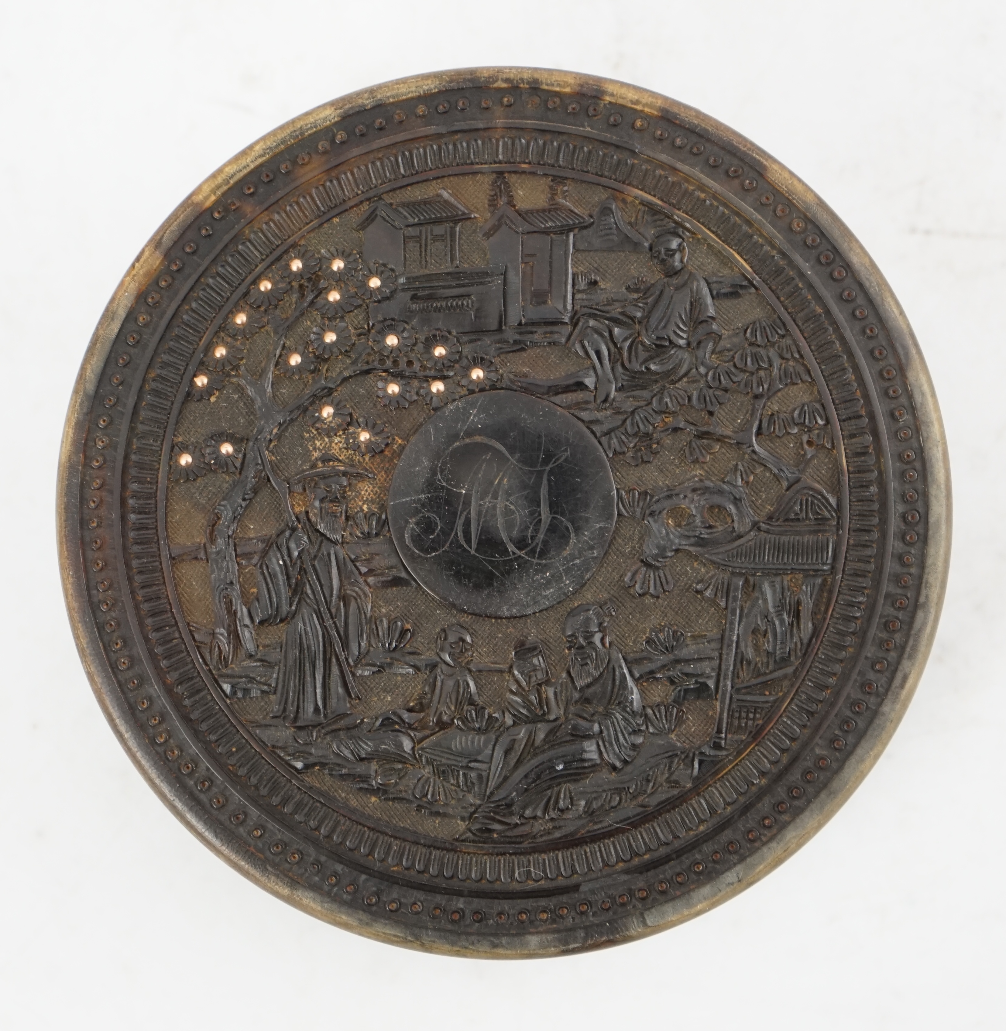 A Chinese tortoiseshell circular snuff box with gold piqué work cover, early 19th century